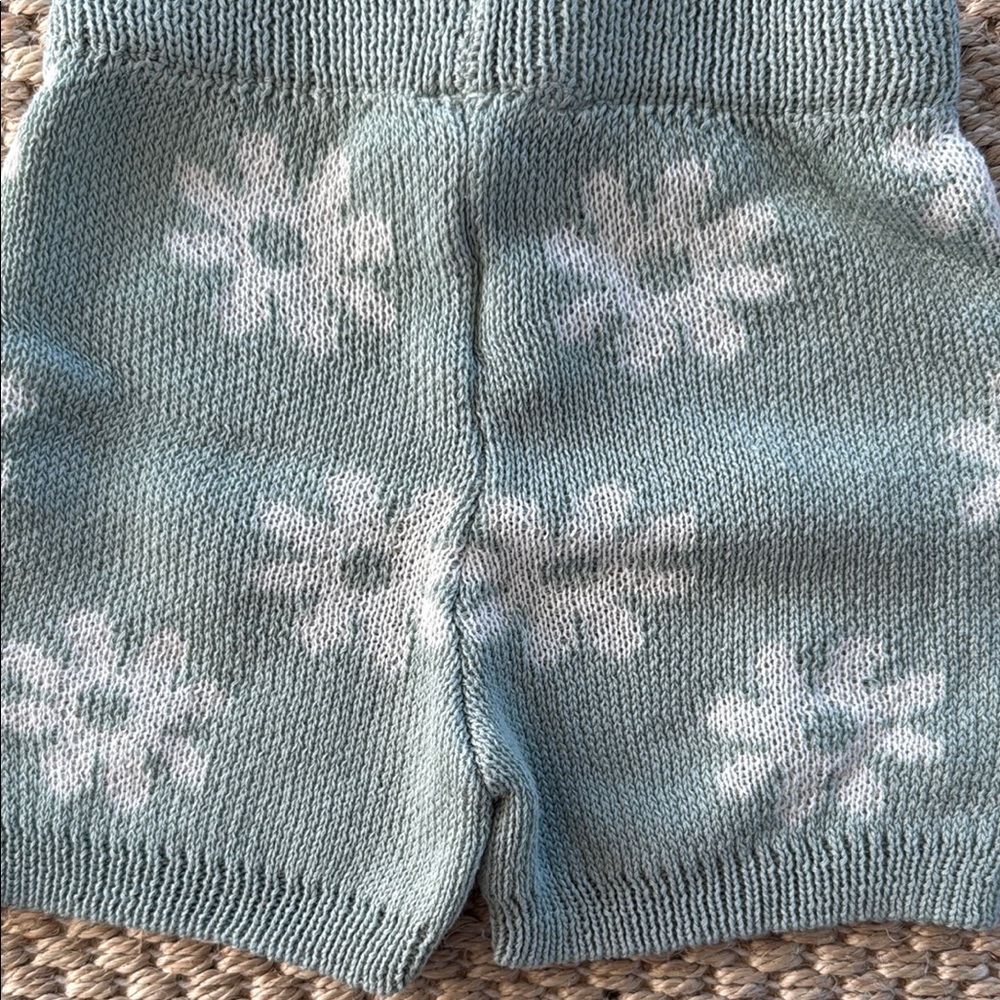 Zara Green and White Flower Daisy Matching Set with Snowflake Pattern 3T - Picture 6 of 6